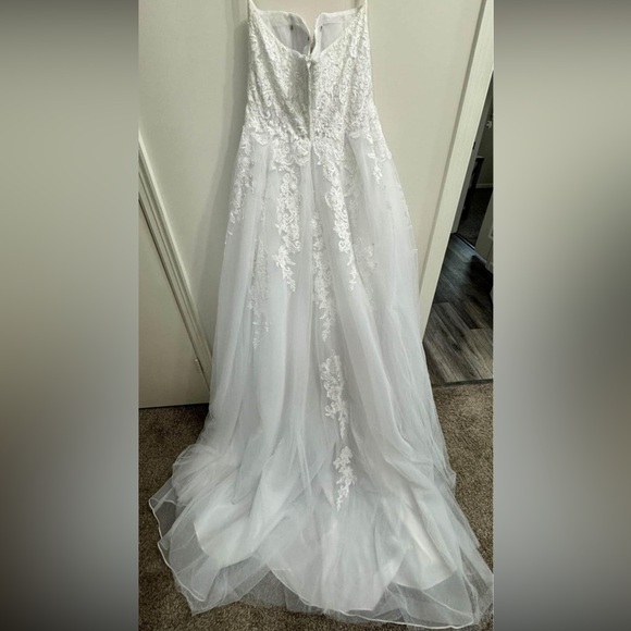 David’s Bridal - Lace & Tulle Ballgown Wedding Dress - Picture 3 of 9